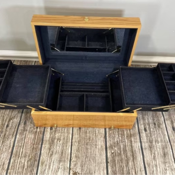 Lori Greiner Accessories - Lori Greiner Large Jewelry Chest